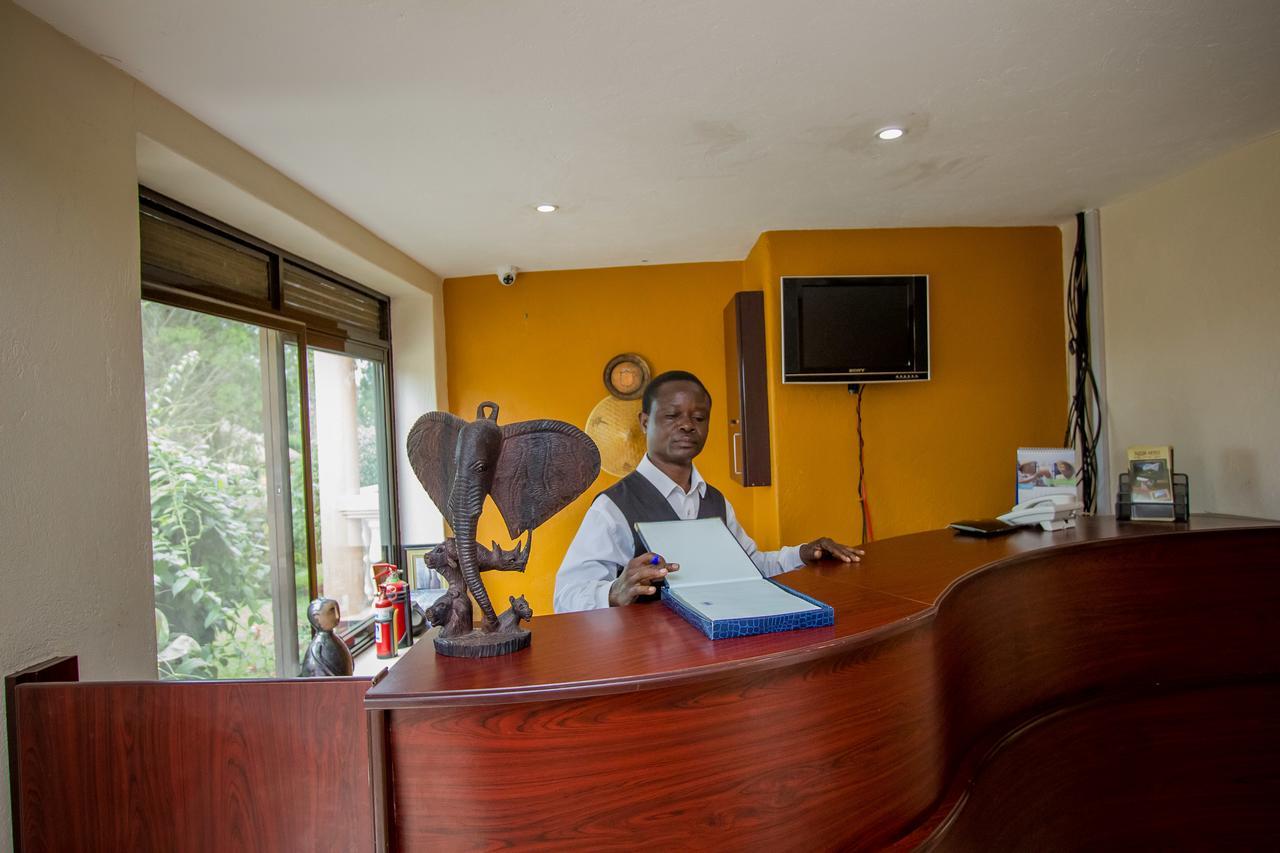 Tuzza Hotel Bushenyi Exteriör bild